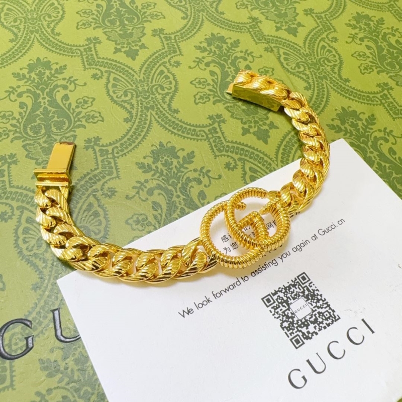G*u*i bracelets